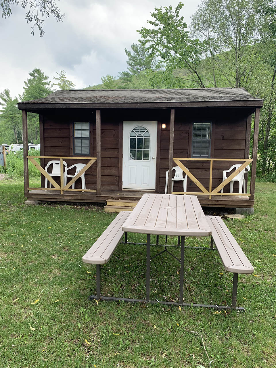 exterior of cabin with picnic table