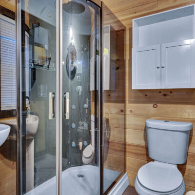 creekside cabins - bathroom2