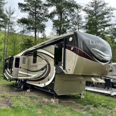 Landmark Renta Camper at Jellystone Park™ at Babcock Hollow