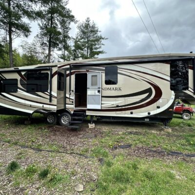 Landmark Renta Camper at Jellystone Park™ at Babcock Hollow