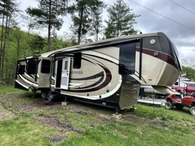 Landmark Renta Camper at Jellystone Park™ at Babcock Hollow