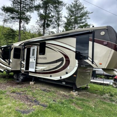 Landmark Renta Camper at Jellystone Park™ at Babcock Hollow